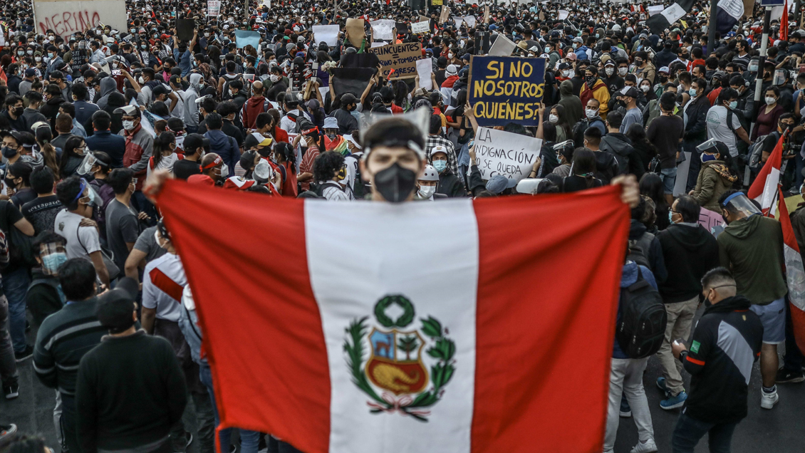 Perú: Gobierno transitorio ve como se debilita su apoyo político entre críticas globales y masivas protestas