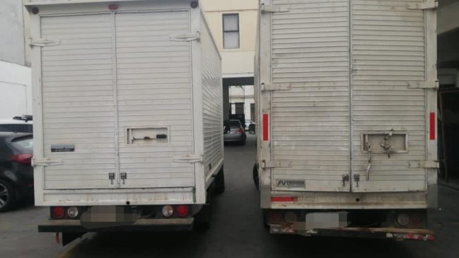 Valparaíso: Carabineros sorprendió a descarados delincuentes adulterando patentes de camiones en la calle