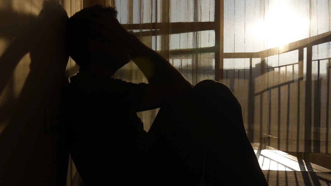 Atención de salud mental disminuyó a la mitad durante la pandemia en el sector público