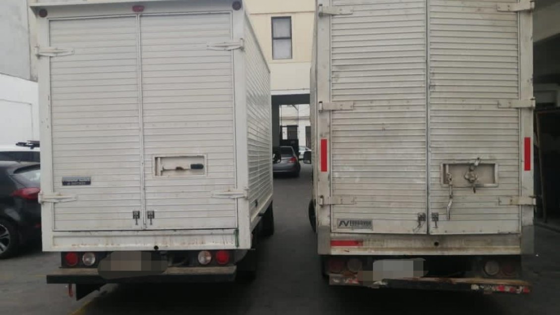 Valparaíso: Carabineros sorprendió a descarados delincuentes adulterando patentes de camiones en la calle