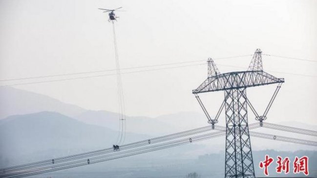 Operadores arreglaron falla eléctrica colgados desde un helicóptero