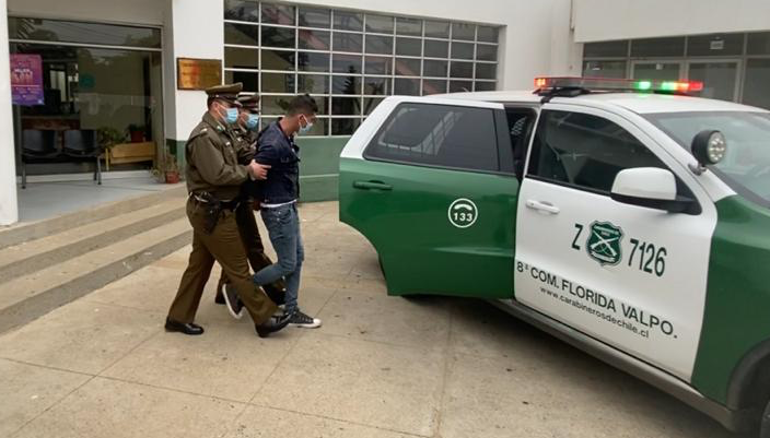 Delincuente fue detenido de madrugada al interior de una sucursal bancaria de Valparaíso