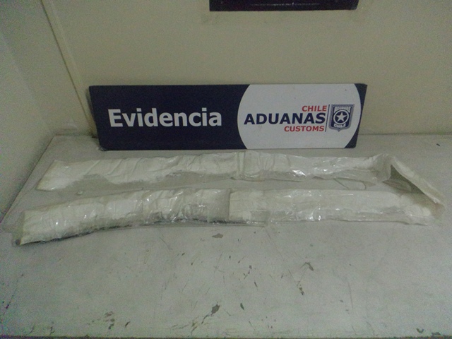 Aduanas detectó a tres personas fajadas con droga al sur de Iquique
