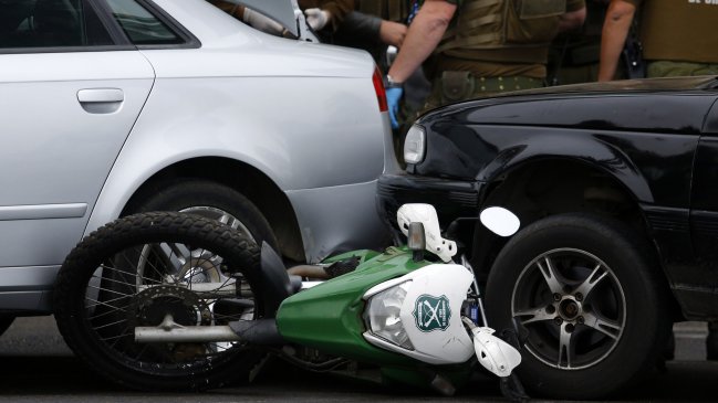 Adolescente armado atropelló dos veces a un carabinero para evadir control