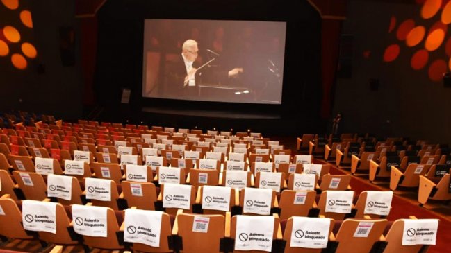 Cines clásicos de Santiago y teatros de Providencia tendrán funciones con público