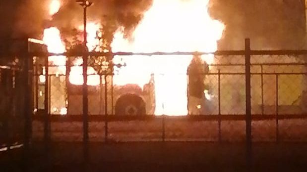 Recoleta: Delincuentes golpearon a conductor y quemaron bus del Transantiago