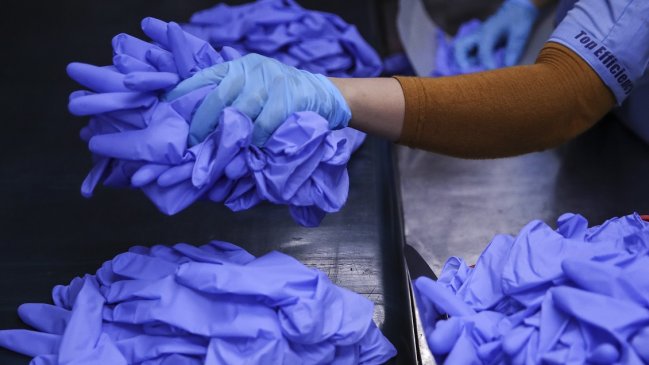 El mayor fabricante mundial de guantes cierra fábricas por miles de trabajadores con Covid-19