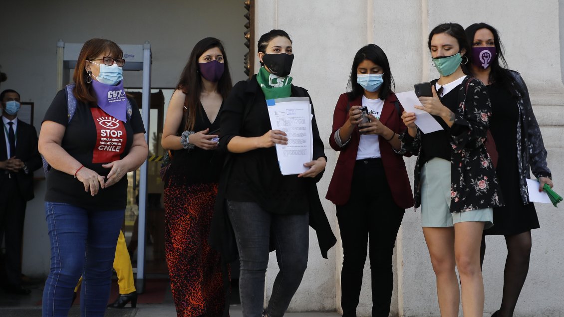 Oposición acusa gestión negligente del Gobierno frente a demandas feministas