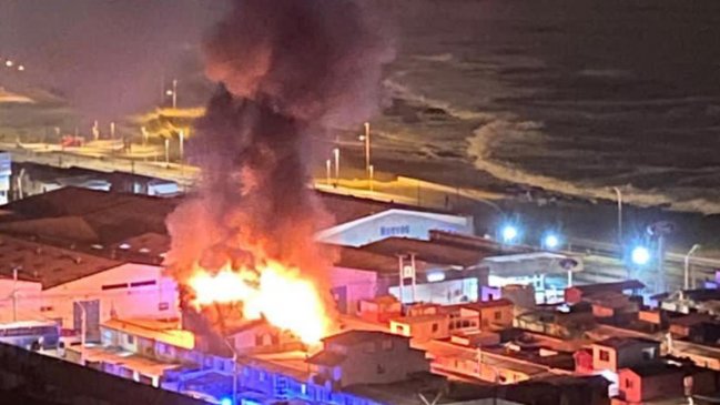 Incendio afectó a seis inmuebles y dejó 10 damnificados en Antofagasta