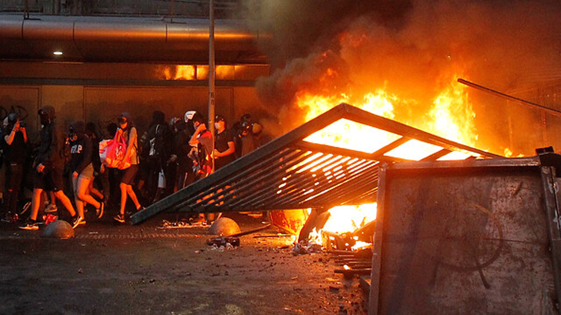 Seis horas duraron las protestas sociales y actos vandálicos este viernes en el centro de Santiago