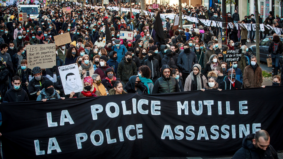 París: Casi 50 detenidos y más de 20 policías heridos en masiva protesta contra ley de seguridad