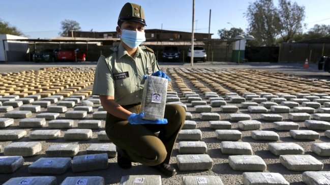 Vehículo abandonado en el desierto mantenía tonelada y media de droga en su interior