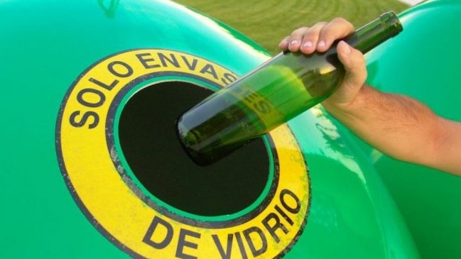 Municipio de Chillán y Coaniquem firman convenio para promover el reciclaje de botellas de vidrio