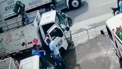 Hombre evita asalto lanzando cilindro de gas en la cabeza de ladrón