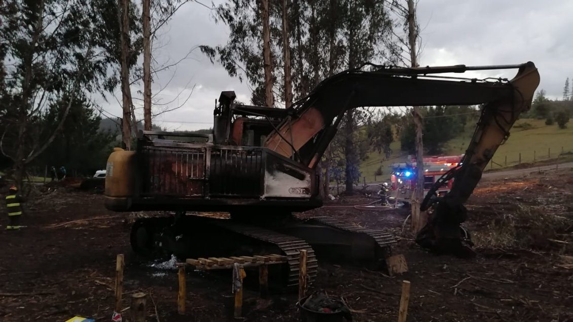 Cuatro encapuchados quemaron maquinaria forestal en Osorno