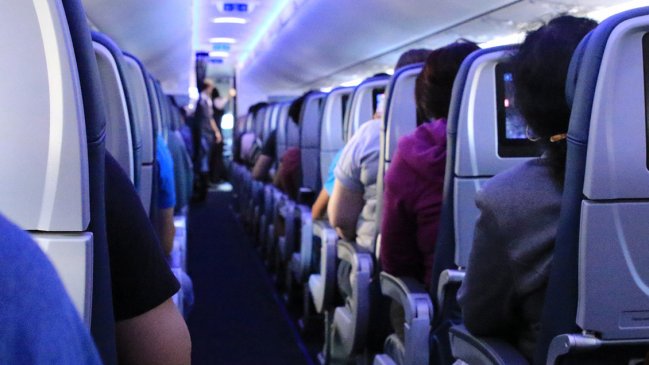 China recomienda a tripulantes de cabina utilizar pañales para evitar contagios en aviones