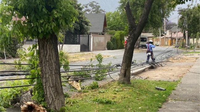 Un camión de mudanzas dañó siete postes de luz tras chocar con tendido eléctrico en La Reina