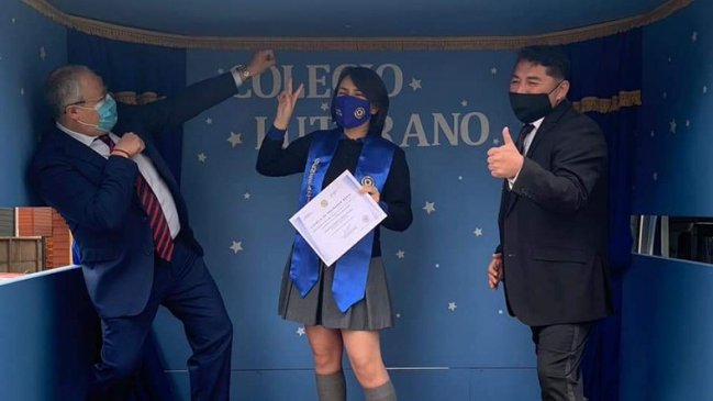 Colegio de Punta Arenas llevó ceremonia de licenciatura a las casas de sus alumnos