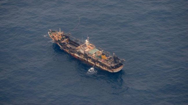 Megaflota china acusada de depredación de recursos ya pesca frente a La Araucanía, fuera de la ZEE