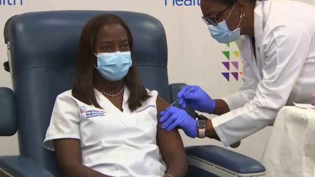 Comenzó la vacunación en Estados Unidos: Enfermera fue la primera en recibirla