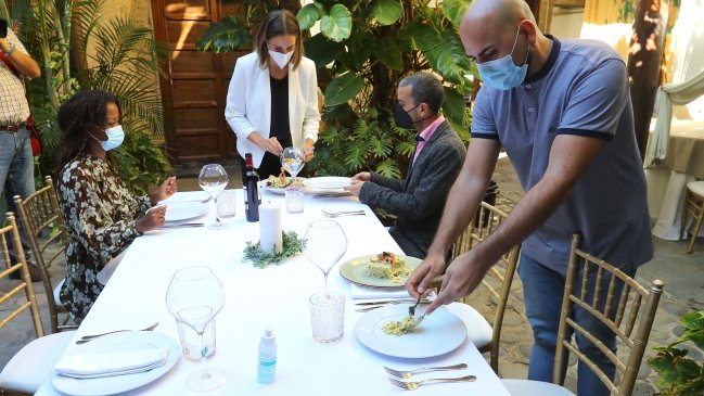 OMS recomienda el uso de mascarillas en las reuniones familiares navideñas