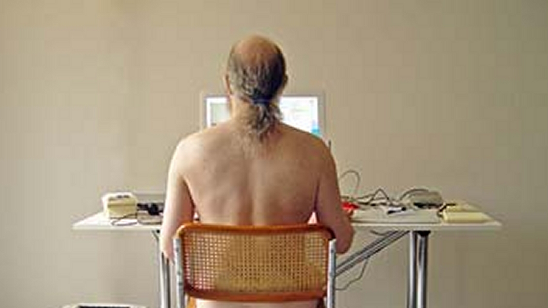 Placer culpable global: 1 de cada 10 empleados disfruta teletrabajar desnudo