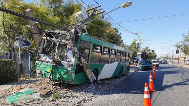Micrero chocó un poste y derribó un paradero tras ser apuñalado al volante