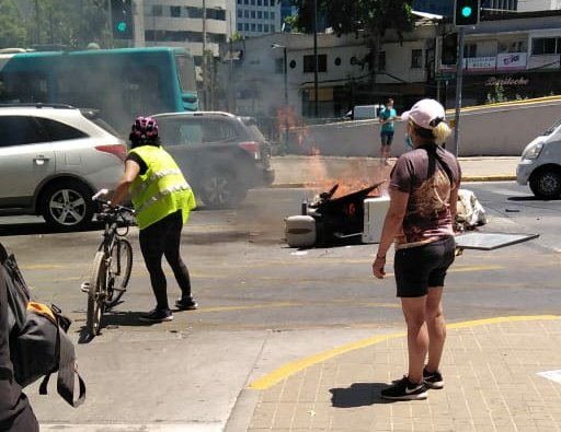 Comerciantes ambulantes prendieron barricada en afueras del Costanera Center