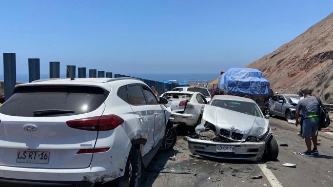 Impresionante colisión múltiple ocurrió en la ruta que une Iquique con Alto Hospicio