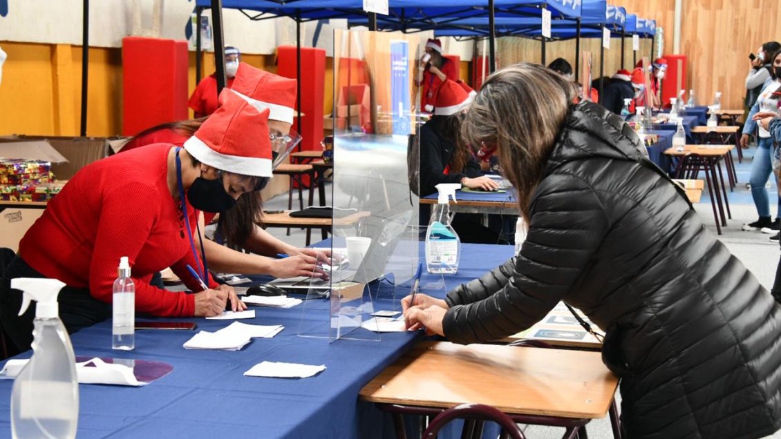 Municipio de Punta Arenas entregó regalos de Navidad a más de cinco mil niños