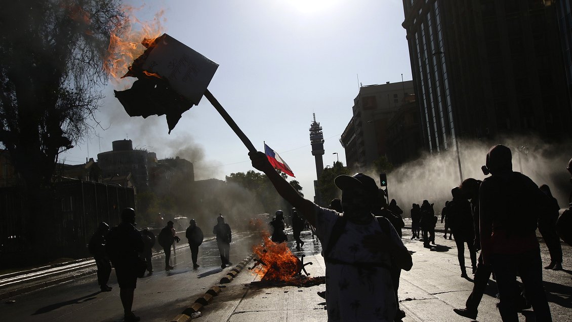 Al menos 30 detenidos en nuevo viernes de protestas y desórdenes en el centro de Santiago