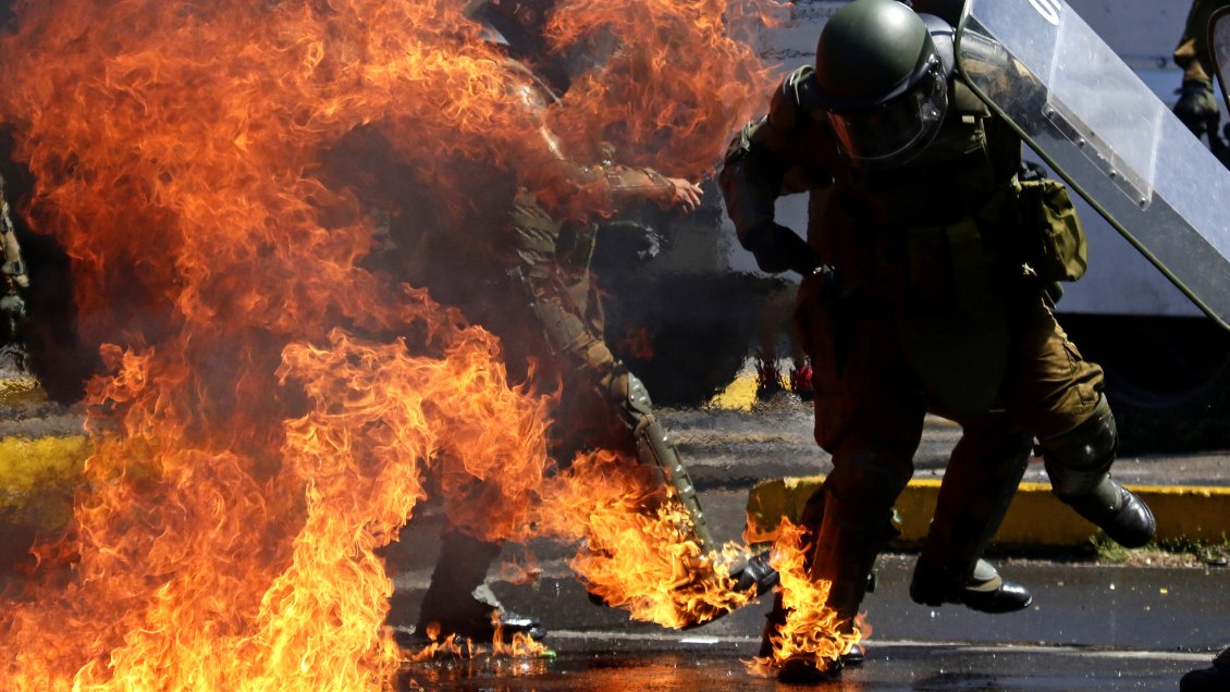 Joven acusado de lanzar bombas molotov a Carabineros quedó sujeto a libertad vigilada