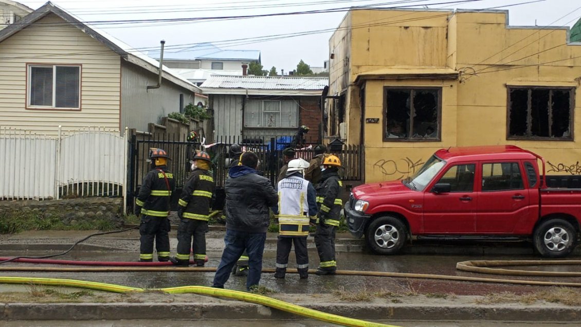 Un fallecido dejó incendio que afectó a vivienda en la Población Calixto en Punta Arenas