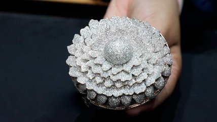   Anillo con más de 12.000 diamantes establece récord Guinness 