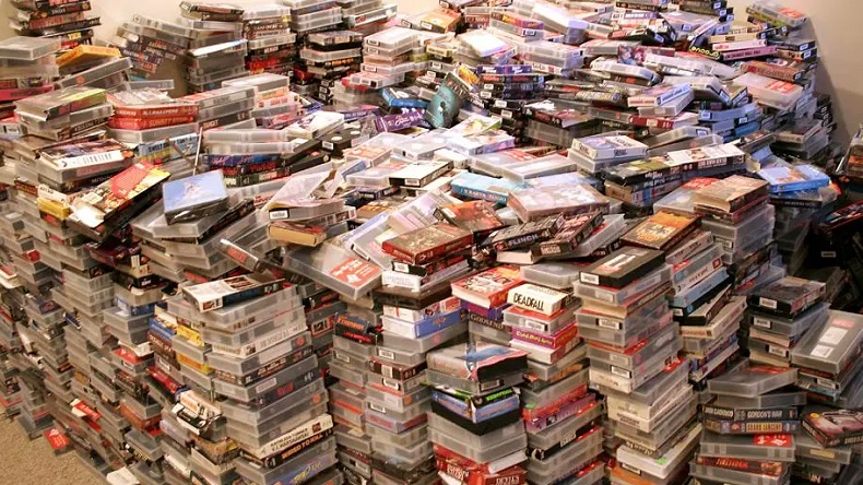 Hombre de 42 años ganó demanda contra sus padres por destrozar toda su pornografía