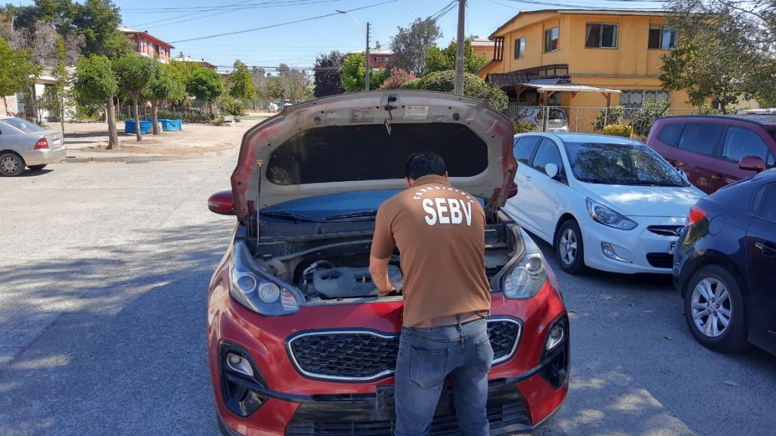 Detienen a sujeto imputado por manejar vehículo robado y con patente falsa