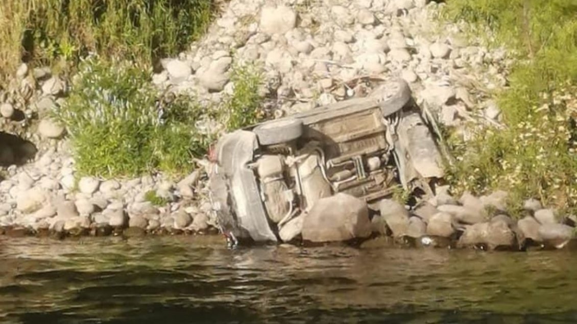Conductor murió tras volcar en las aguas del Río Achibueno de Linares