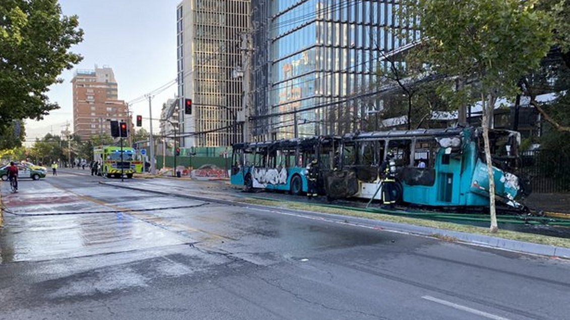 Bus del Transantiago se incendió en Vitacura
