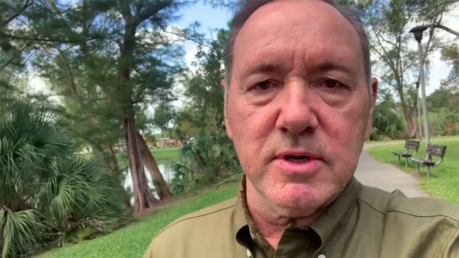 Kevin Spacey comparte un nuevo video de Navidad con un mensaje para prevenir el suicidio