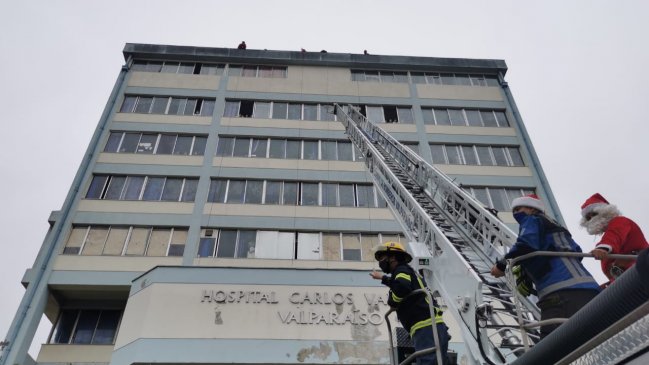 Con ayuda de Bomberos, el Viejo Pascuero alegró a los pacientes del Hospital Van Buren