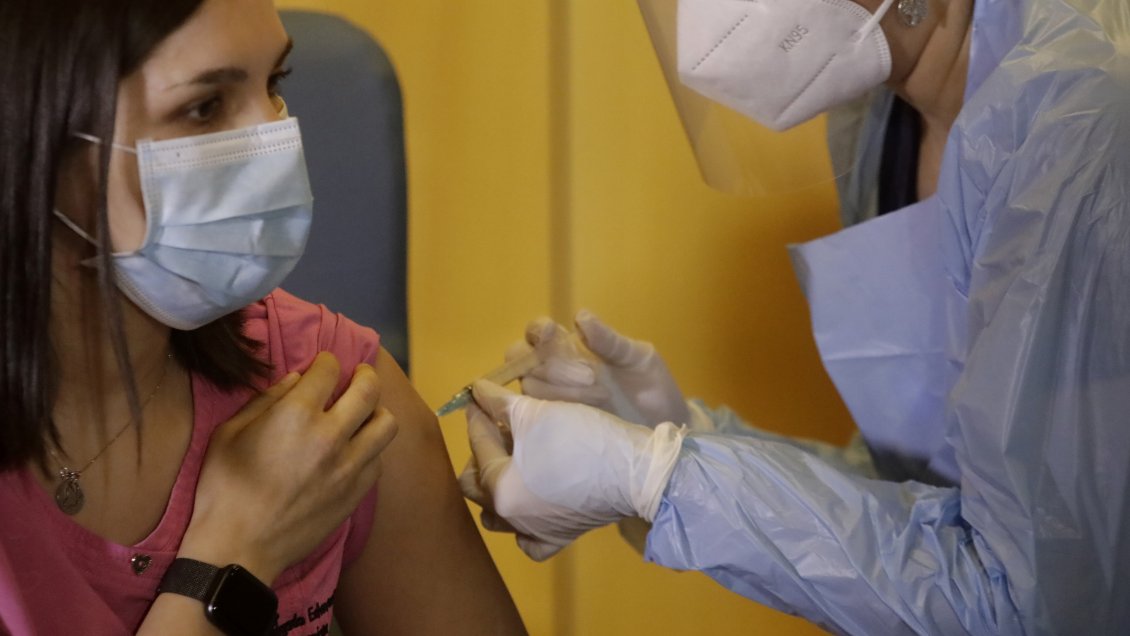 Vacuna contra el Covid ya llegó a regiones: Funcionarios UCI fueron los primeros inoculados