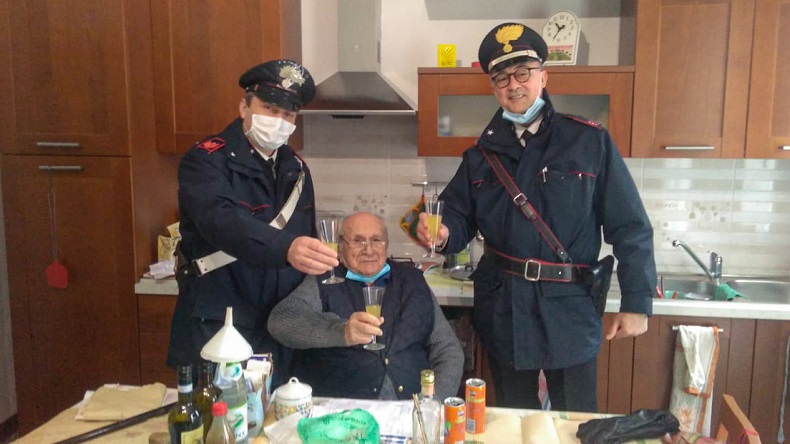 Anciano de 94 años se sentía solo en Navidad y llamó a la policía para brindar con alguien