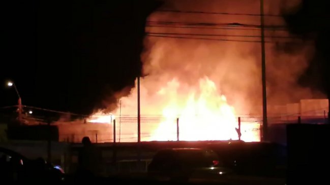 Incendio dejó dos casas destruidas y siete personas damnificadas en Antofagasta