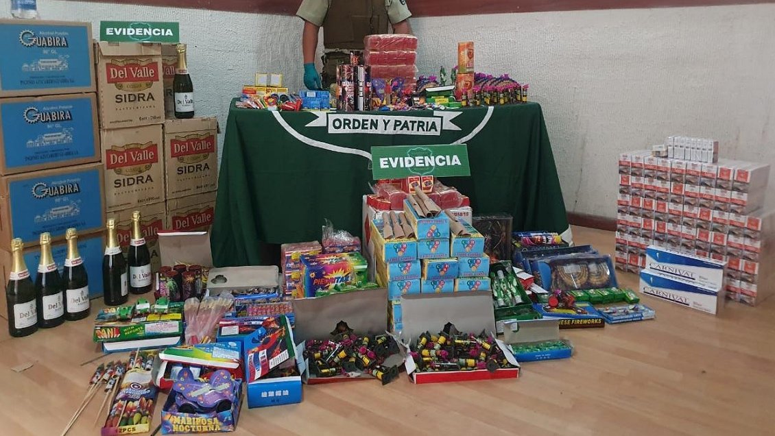 Mujer fue detenida vendiendo fuegos artificiales en plena feria de Calama