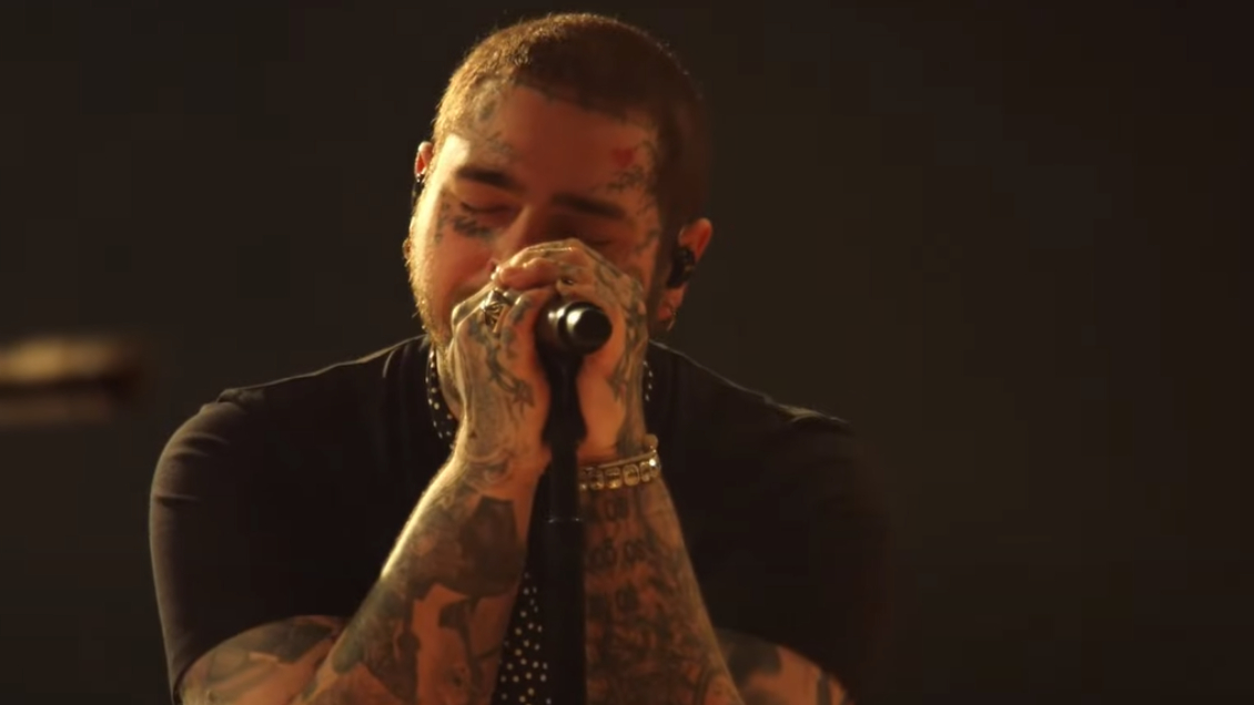Post Malone tributa al rock junto a músicos de Red Hot Chili Peppers y Guns n' Roses