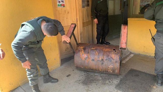 Descubren drogas, alcohol y celulares ocultos en una parrilla en cárcel de Puerto Aysén