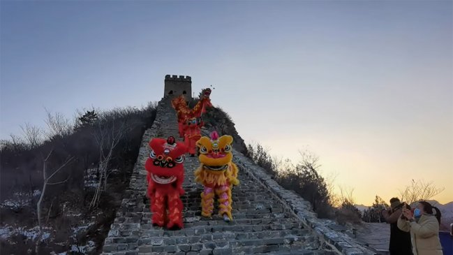 La danza del dragón y el león desde la Gran Muralla