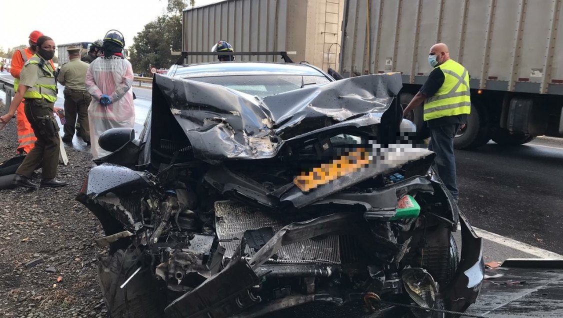 Chillán: Conductor de taxi colectivo falleció tras chocar con un camión en la Ruta 5 Sur