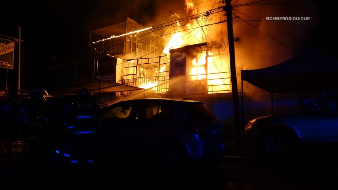 Incendio afectó dos casas y dejó 10 damnificados en Iquique