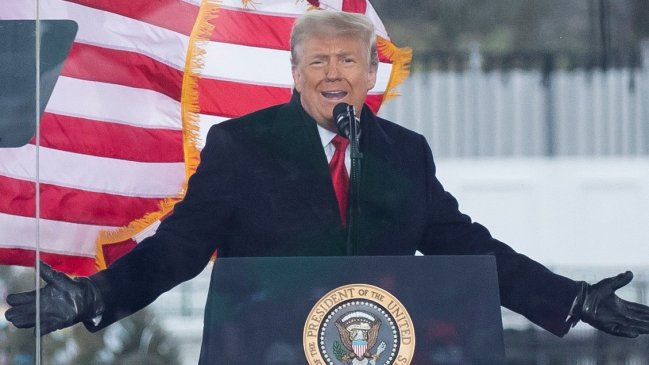 Miembros del gabinete de Trump y legisladores estudian inhabilitarlo por incapacidad, según CNN